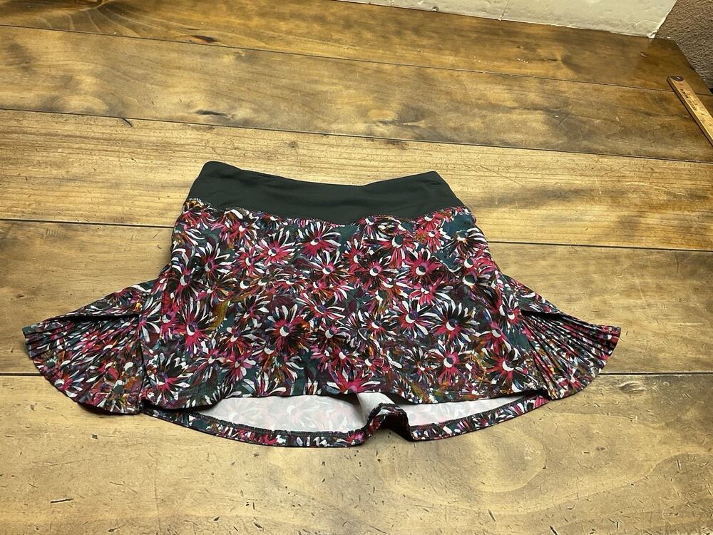 Lululemon Play Off the Pleats Mid-Rise Skirt Floral Electric Rainforest Size 0